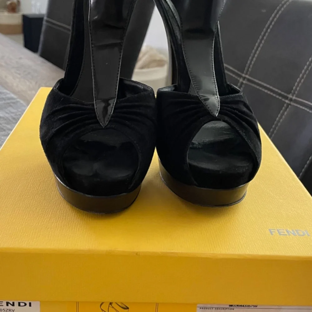 FENDI T STRAP Black Suede Leather Spuntata Peep Toe 5” Heels Size38